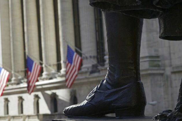 Dow drops as banking stocks sink