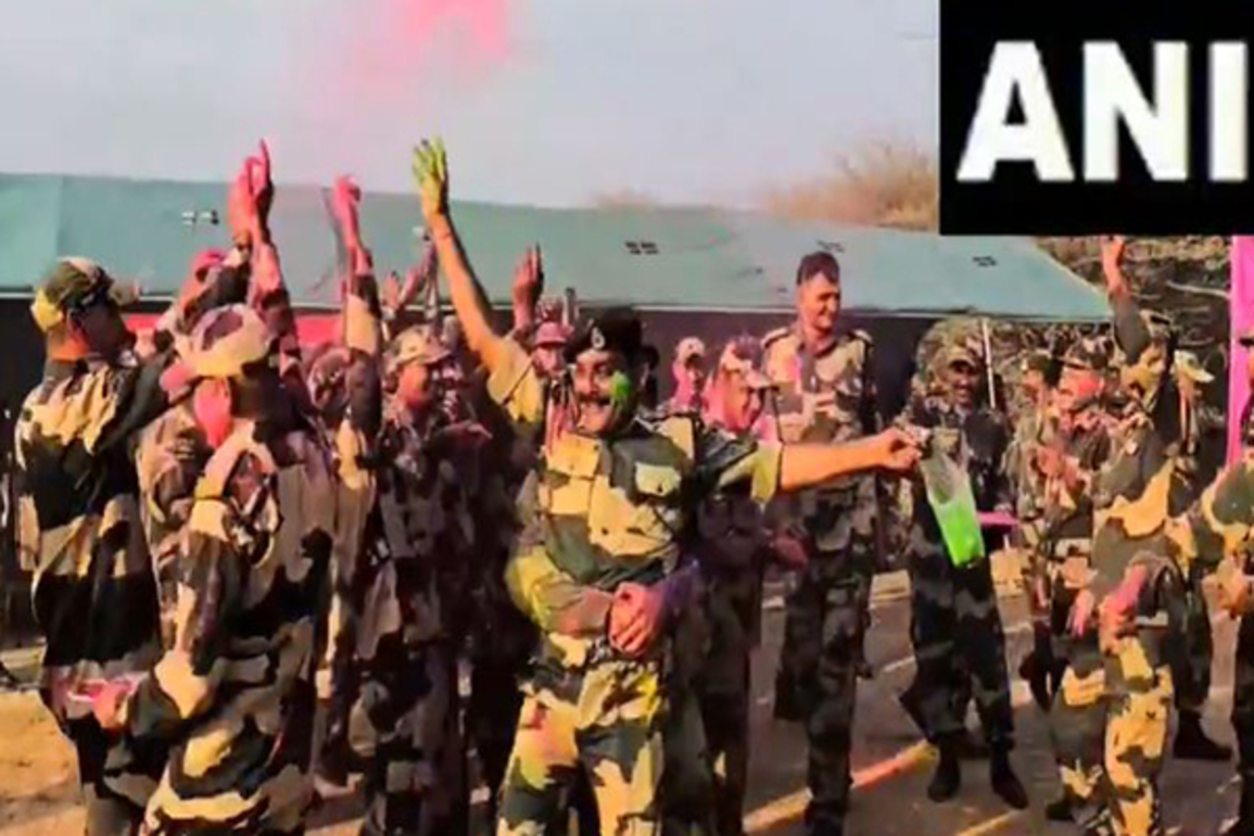 Rajasthan: BSF celebrates Holi on Indo-Pak Border, showers 'Gulal' and distributes sweets