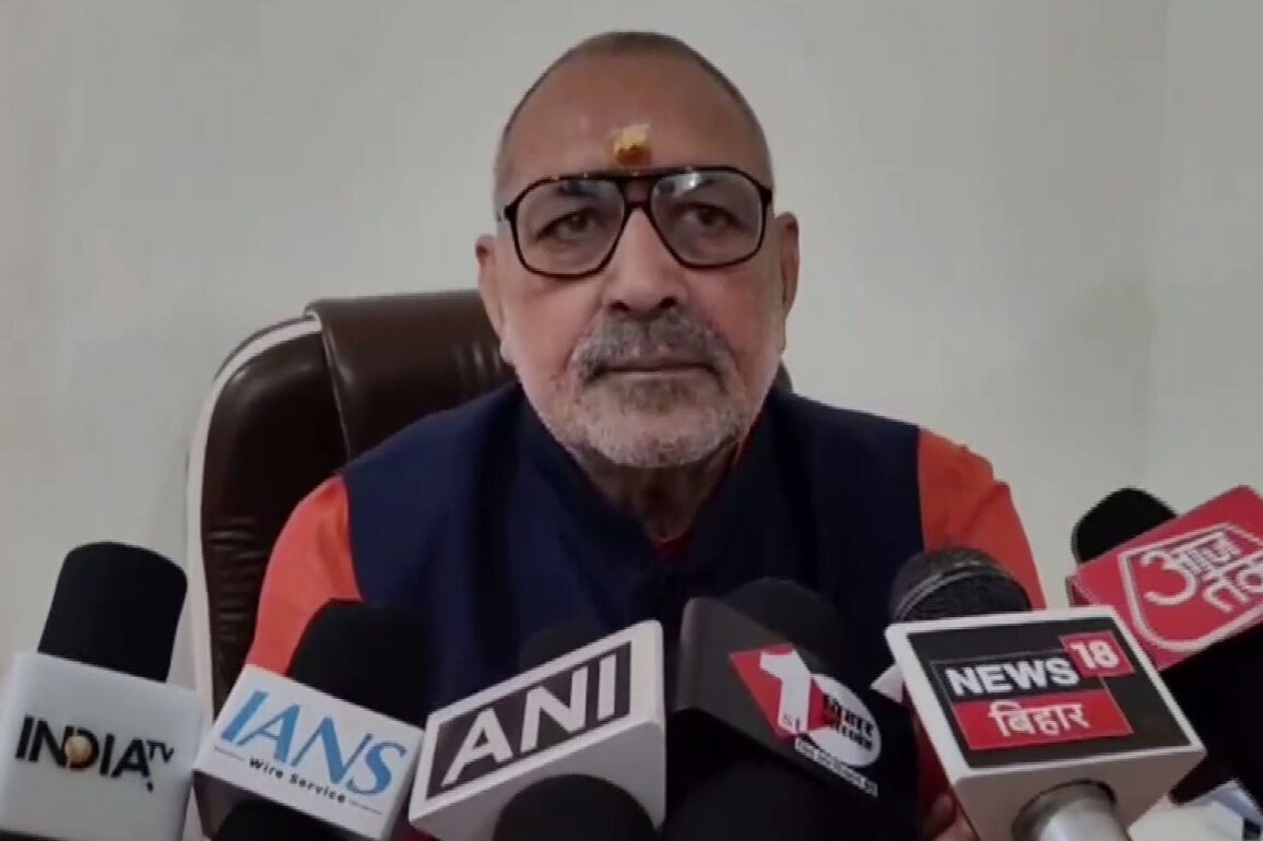 Union Minister Giriraj Singh calls Rahul Gandhi "Lal Babua", labels him as "non-serious leader"