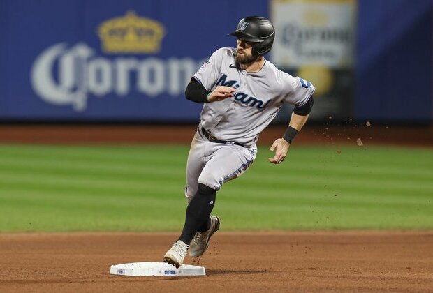 Marlins take second game of DH, tie Cubs for final wild-card spot