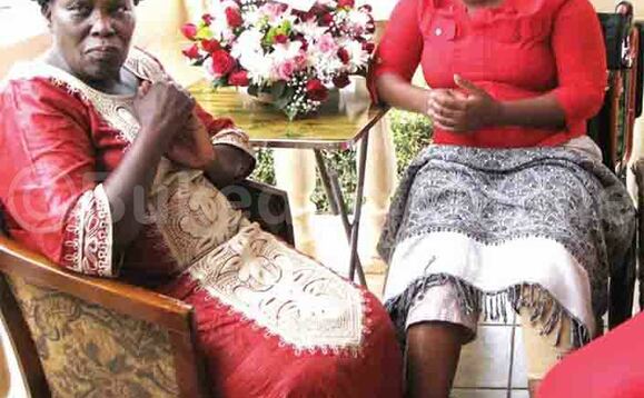 Aol Ochan (ku kkono) ng’ ali n’omubaka Betty Nambooze Bakireke bwe yabadde agenze okumulabako mu maka ge e Mukono. Aol Ochan (ku kkono) ng’ ali n’omubaka Betty Nambooze Bakireke bwe yabadde agenze okumulabako mu maka ge e Mukono.