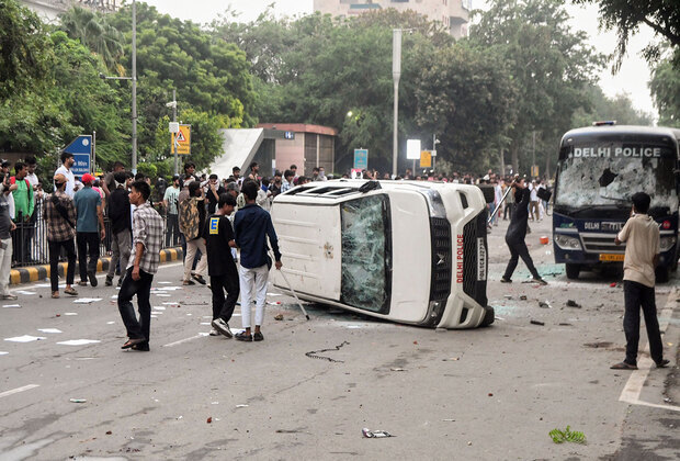Delhi Police registers 5 FIRs over alleged vandalism, stone-pelting during CJP protest