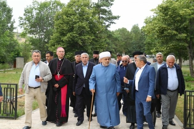 Azerbaijan&#039;s top cleric under fire for pro-Iran remarks