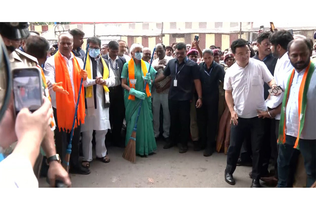 Bengaluru: Finance Minister Nirmala Sitharaman participates in Swachh Bharat drive near Anjaneya Swamy Temple