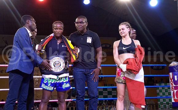 Patricia Apolot ku kkono ng'ayambazibwa omusipi, amuliraanye ye mugagga Jack Pemba ate ku ddyo ye Carina Griemel enzaalwa ya Austria gwe yakubye. Ebif: Fred Kisekka. Patricia Apolot ku kkono ng'ayambazibwa omusipi, amuliraanye ye mugagga Jack Pemba ate ku ddyo ye Carina Griemel enzaalwa ya Austria gwe yakubye. Ebif: Fred Kisekka.