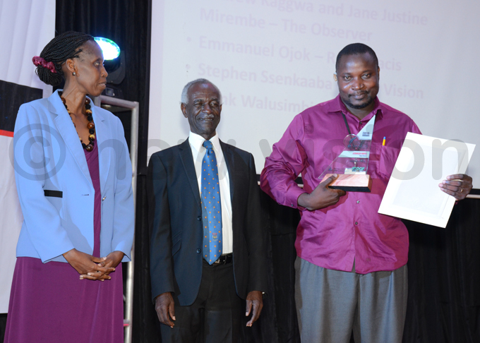 oshua ato picked up the award for griculture reporting hoto by ichard anya