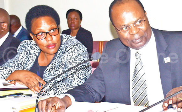 Kasekende (ku ddyo) ne Suzan Kanyemibwa omuwandiisi wa Bbanka Enkulu. Kasekende (ku ddyo) ne Suzan Kanyemibwa omuwandiisi wa Bbanka Enkulu.