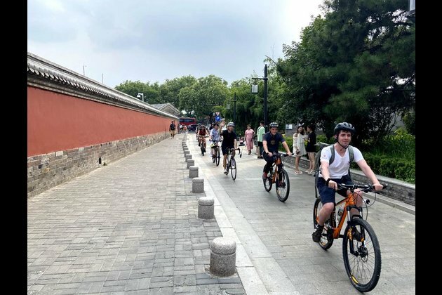 International students discover Beijing&#039;s central axis, cultural charm through cycling