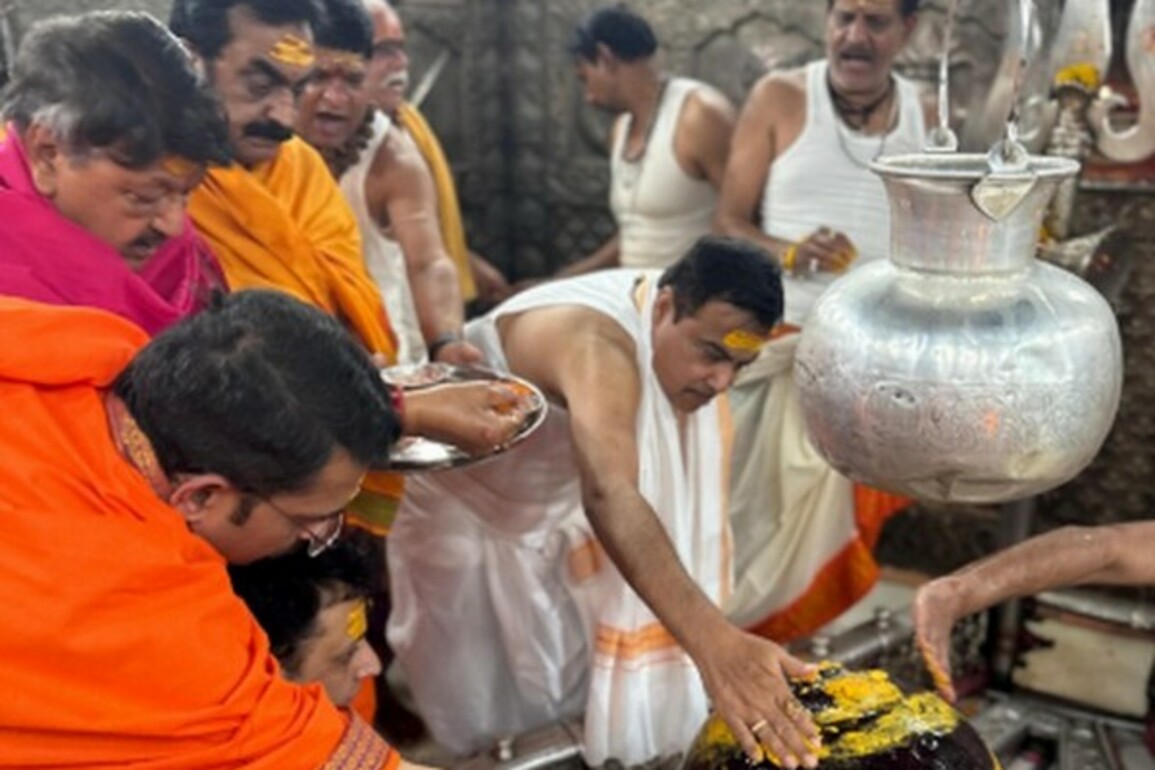 Union Minister Nitin Gadkari offers prayers at Mahakaleshwar Temple in Ujjain
