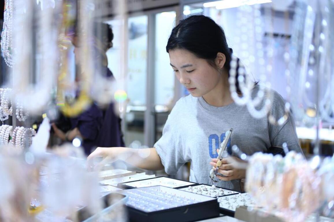 Economy&Life | Shanxiahu, a booming town of pearls in E China's Zhejiang