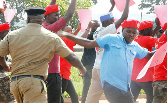 DPC w’e Hoima, Katumba ng’alwanagana n’abeekalakaasi. DPC w’e Hoima, Katumba ng’alwanagana n’abeekalakaasi.