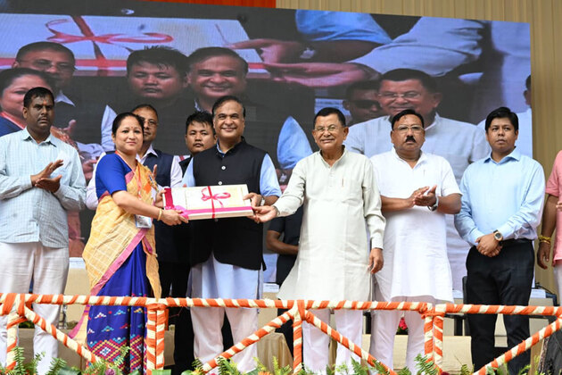Assam CM Sarma distributes cheques under Mukhya Mantri Mahila Udyamita Abhiyan to 14,025 beneficiaries of Dibrugarh LAC