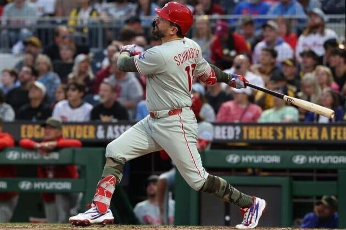 Phillies erase 6-run deficit, down Pirates in 10 innings