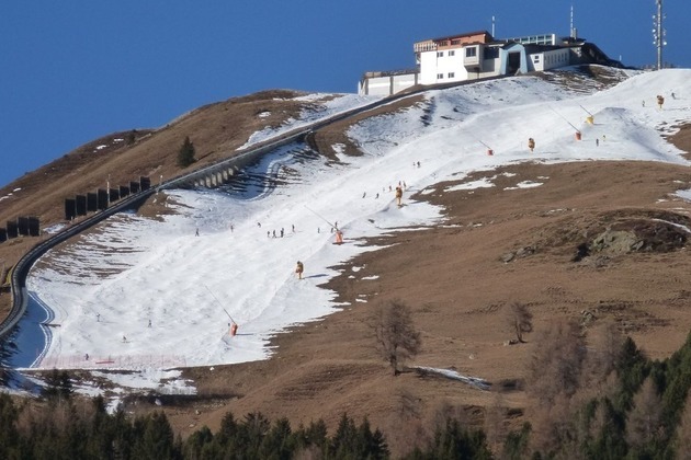 Low snow cover threatens Swiss ski resorts