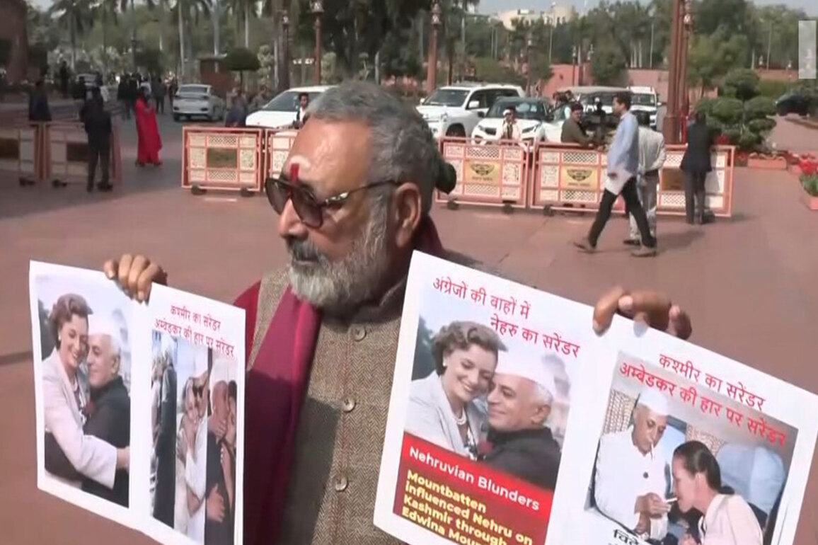 "Nehru mortgaged Kashmir, surrendered to British": Union Minister Giriraj Singh
