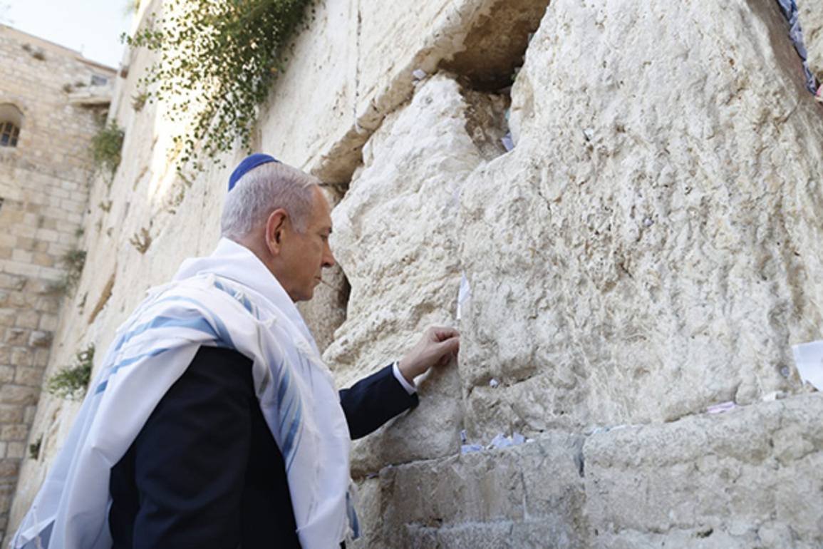 Netanyahu visits western wall, prays for wellbeing of Israeli soldiers