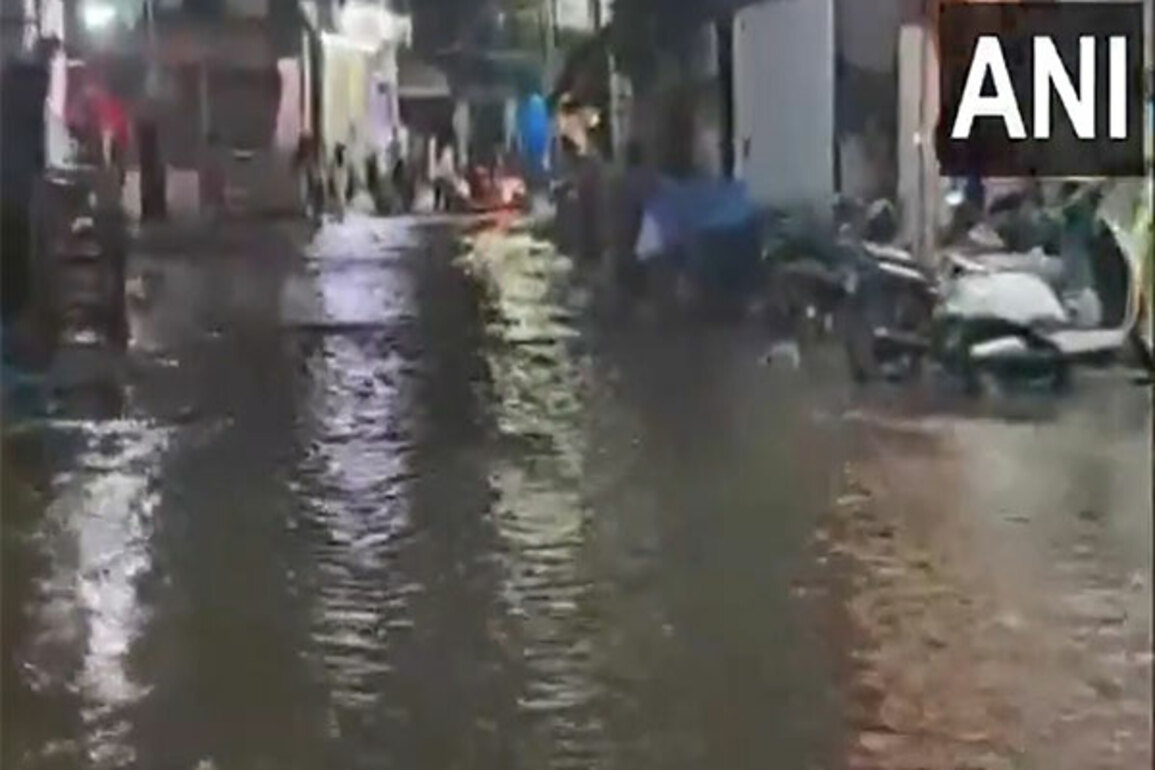 Maharashtra: Massive traffic jam on Bhiwandi-Wada stretch after rainfall damages road