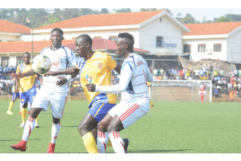 Jasper Aheebwa (ku ddyo) ng'atayiza Muzamiru Mutyaba (wakati). Ku kkono ye Swalik Bebe owa Mbarara City. Jasper Aheebwa (ku ddyo) ng'atayiza Muzamiru Mutyaba (wakati). Ku kkono ye Swalik Bebe owa Mbarara City.