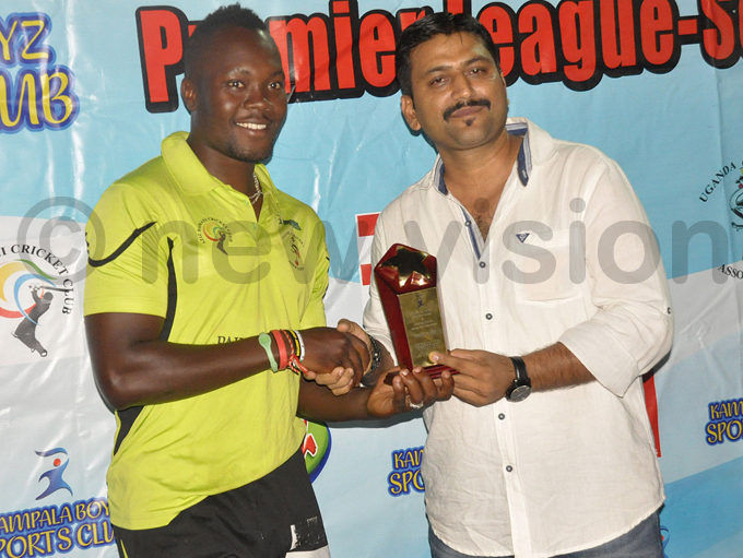 an of the eries ak tallions oger ukasa receives his prize from alpesh atel hoto by ichael subuga