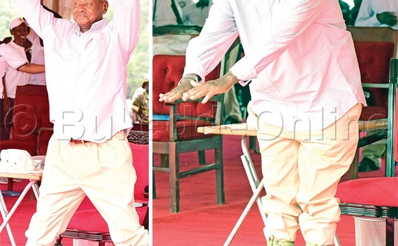 Museveni ng’alaga obukodyo bwa dduyiro. Museveni ng’alaga obukodyo bwa dduyiro.