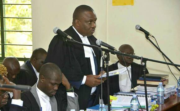 Lukwago ng'ayogerera mu kkooti ya eyasazeewo eggoye ku bya 'Togikwatako' e Mbale Lukwago ng'ayogerera mu kkooti ya eyasazeewo eggoye ku bya 'Togikwatako' e Mbale