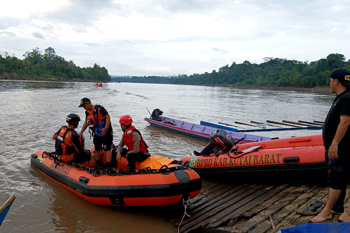 INDONESIA-EAST KALIMANTAN-SHIP-ACCIDENT-RESCUERS
