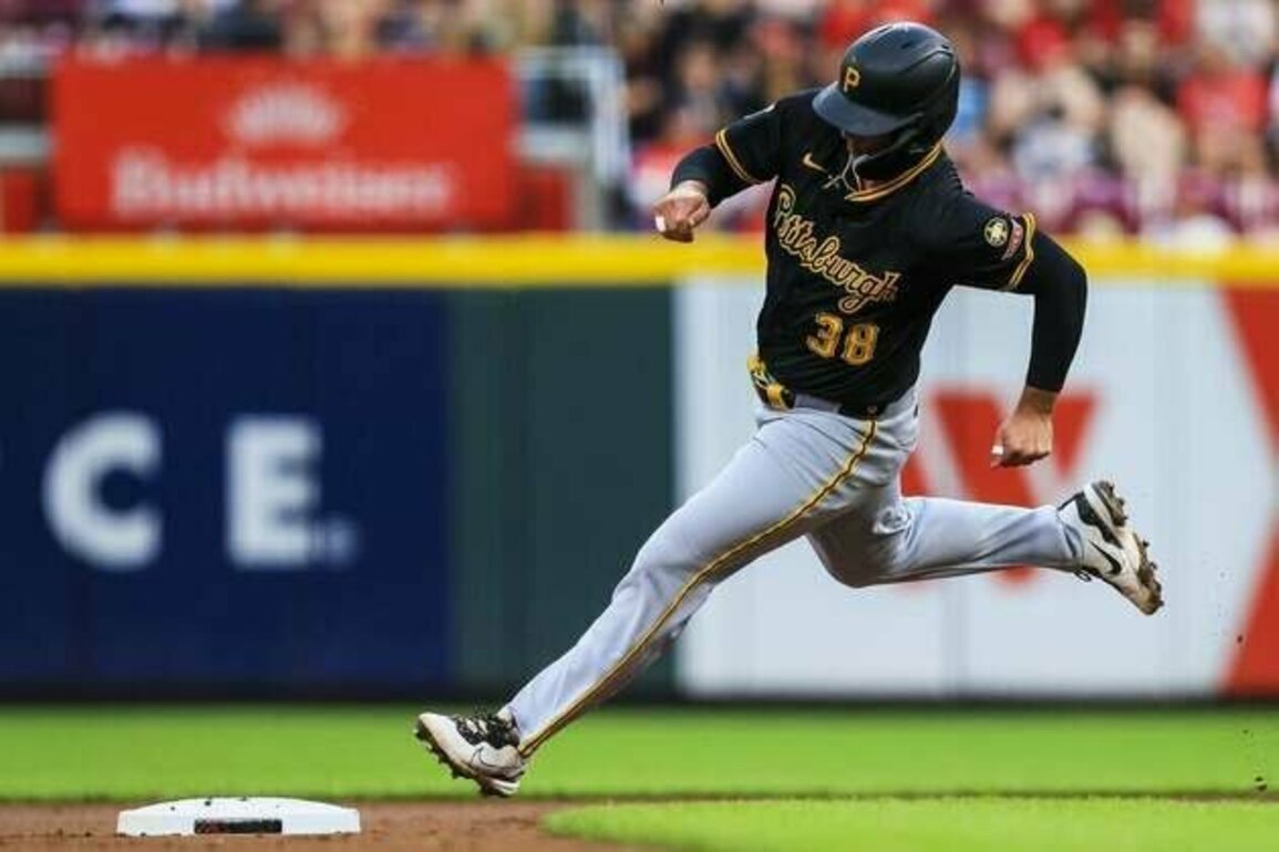 Pirates play spoiler role, nip wild-card hopeful Reds