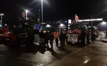 Farmers protest at Lidl distribution centres