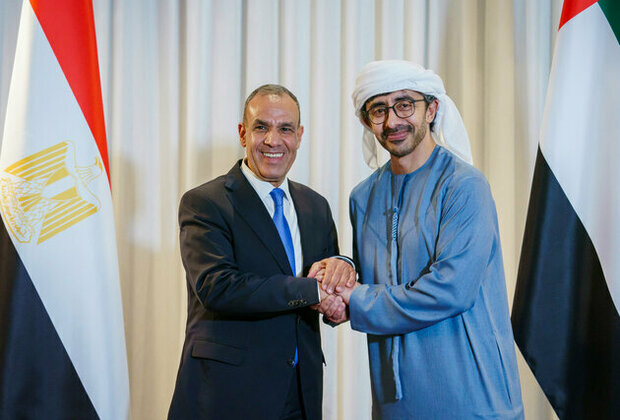 Abdullah bin Zayed, Egyptian FM discus consolidating bilateral relations; review regional developments