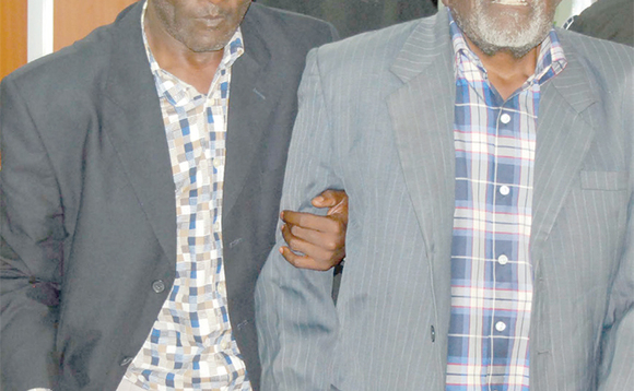 Kigudde (ku ddyo) nga bamukwatiridde mu kakiiko k’ebyettaka. Kigudde (ku ddyo) nga bamukwatiridde mu kakiiko k’ebyettaka.