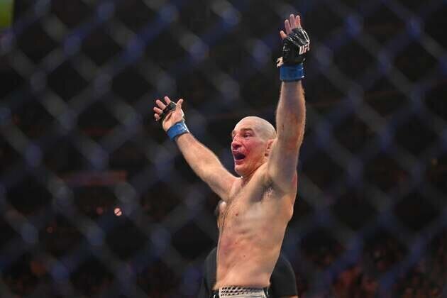 Sean Strickland hands Khamzat Chimaev first loss, reclaims belt