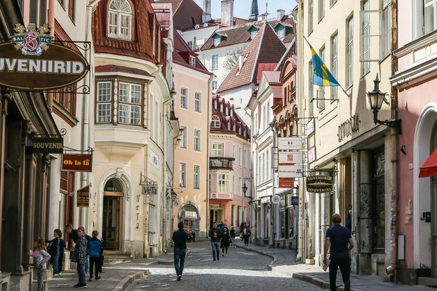 MEP blasts absurd visa ban on Russians