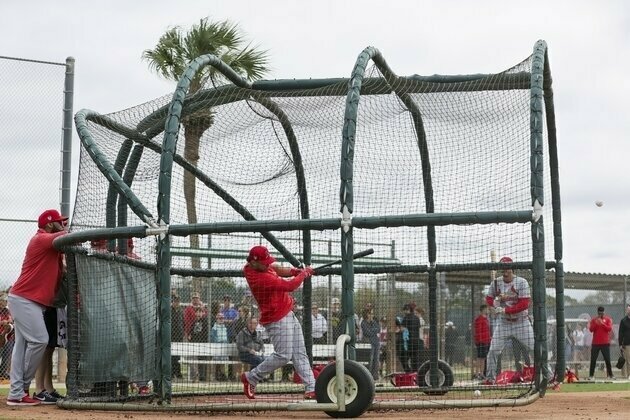 Cardinals' muscled-up Willson Contreras swinging for fences