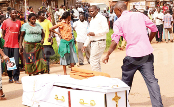Omulambo gwa ssentebe (mu katono ku kkono) nga bagutadde mu kkubo wakati. Omulambo gwa ssentebe (mu katono ku kkono) nga bagutadde mu kkubo wakati.