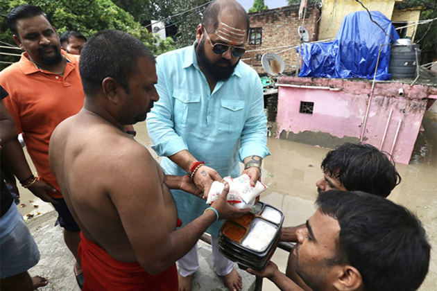Powerlifting champion Mahant Gaurav Sharma extends help to Yamuna flood victims in Delhi