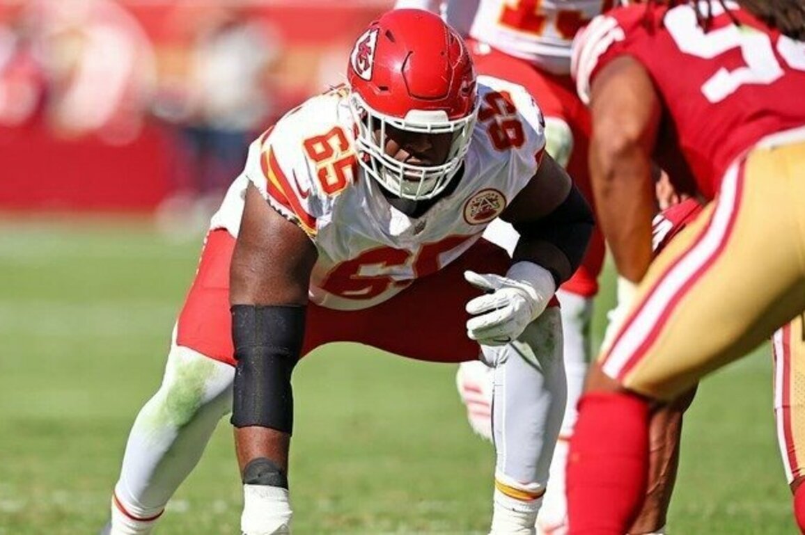 Chiefs Sign OG Trey Smith to New Contract