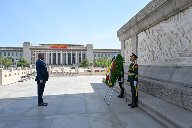 CHINA-BEIJING-MOZAMBIQUE-PRESIDENT-MONUMENT-TRIBUTE (CN)