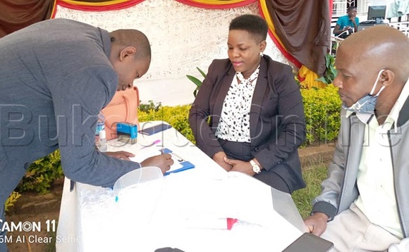 Kayemba nga yeewandiisa e Bukomansimbi. Amutunuulidde ye Esther Asiimwe eyakuliddemu omulimu guno. Kayemba nga yeewandiisa e Bukomansimbi. Amutunuulidde ye Esther Asiimwe eyakuliddemu omulimu guno.