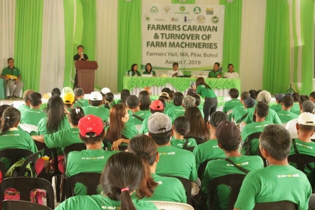 Cebuano News: LandBank nagtugya&#039;g mga makinarya sa Pilar Caravan