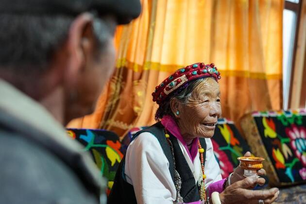 Sufferings of former serfs in old Xizang in Western accounts and their new life today