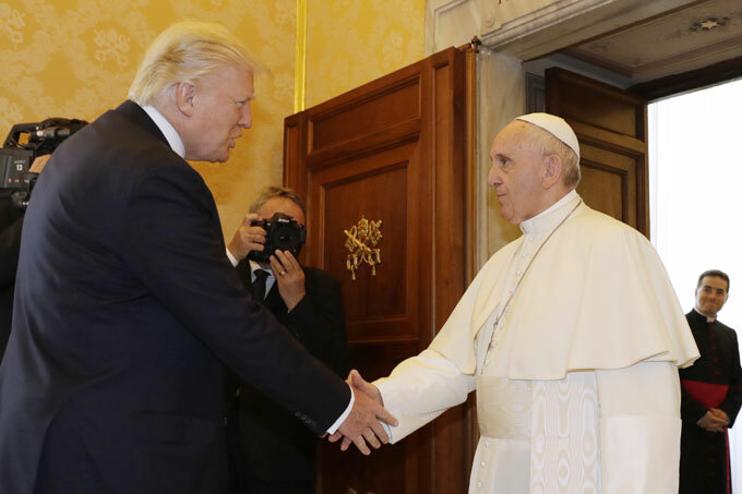  ope rancis  shakes hands with  resident onald rump during a private audience at the atican on ay 24 2017       van ucci