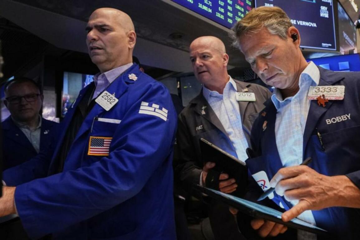 Wall St ends higher on hopes of easing tariff tensions