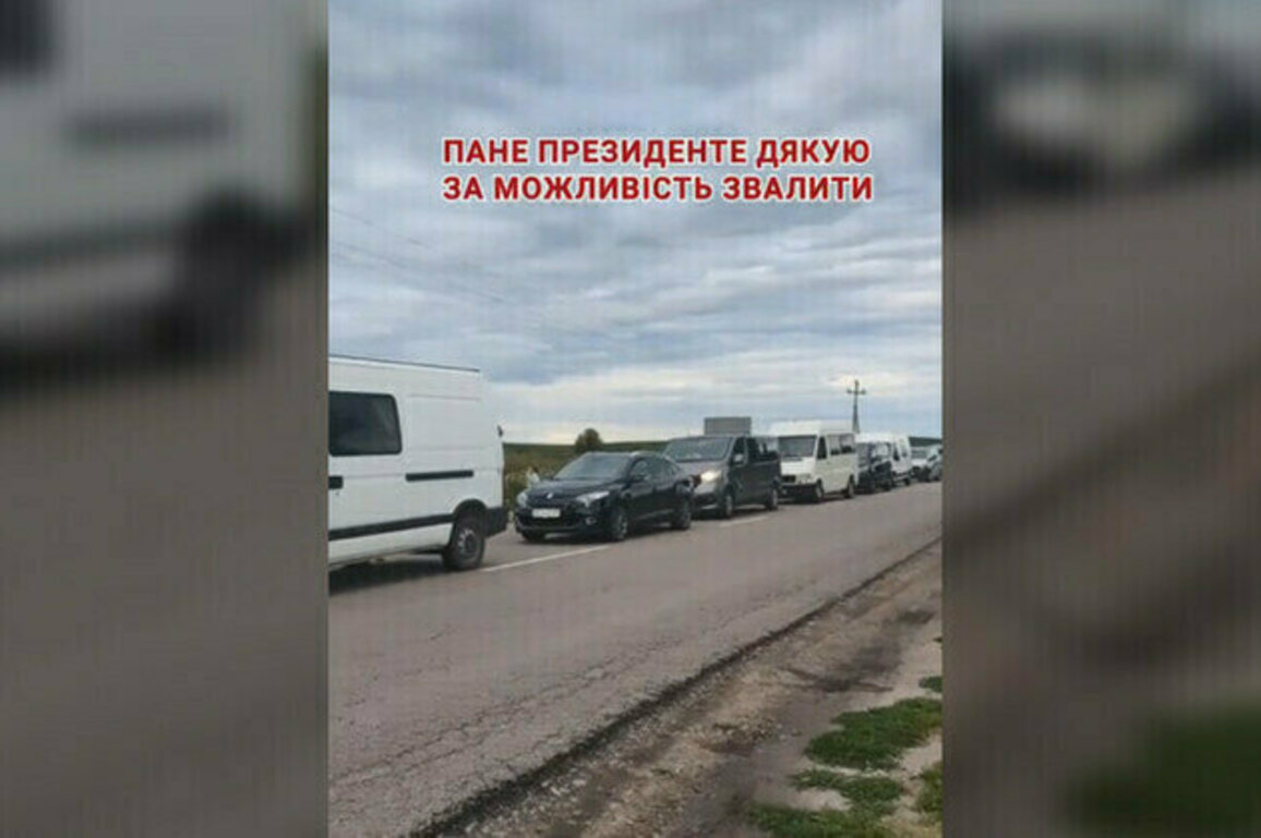 Young Ukrainians rushing to leave the country  border official 
