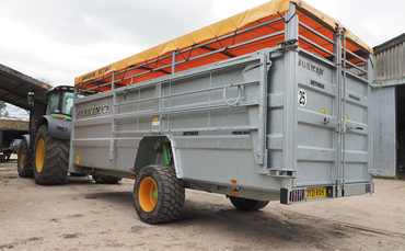 Tractor-drawn livestock trailer allows livestock logistics