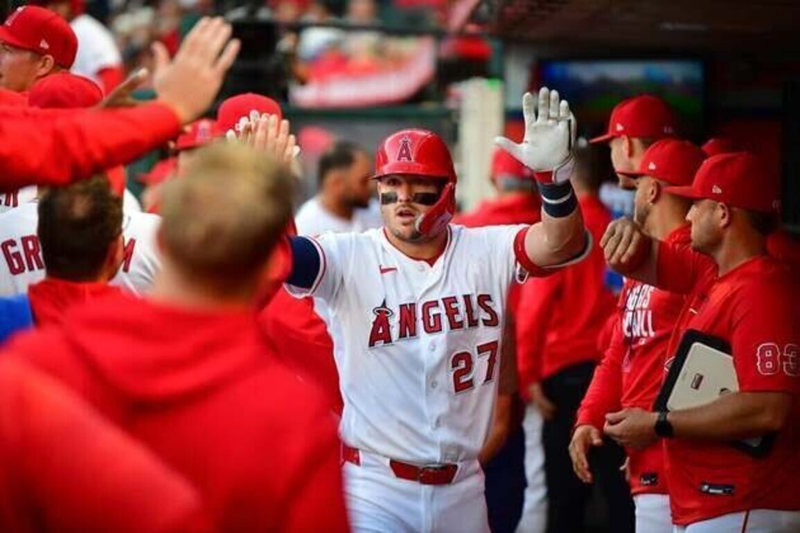 Mike Trout moves up HR list as Angels down White Sox