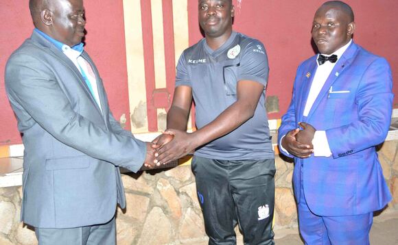 Jackson Musisi kitunzi w'essaza lya Gomba ku kkono ng'akwasa Mansoor Kamoga obuvunaanyizibwa bw'essaza Jackson Musisi kitunzi w'essaza lya Gomba ku kkono ng'akwasa Mansoor Kamoga obuvunaanyizibwa bw'essaza