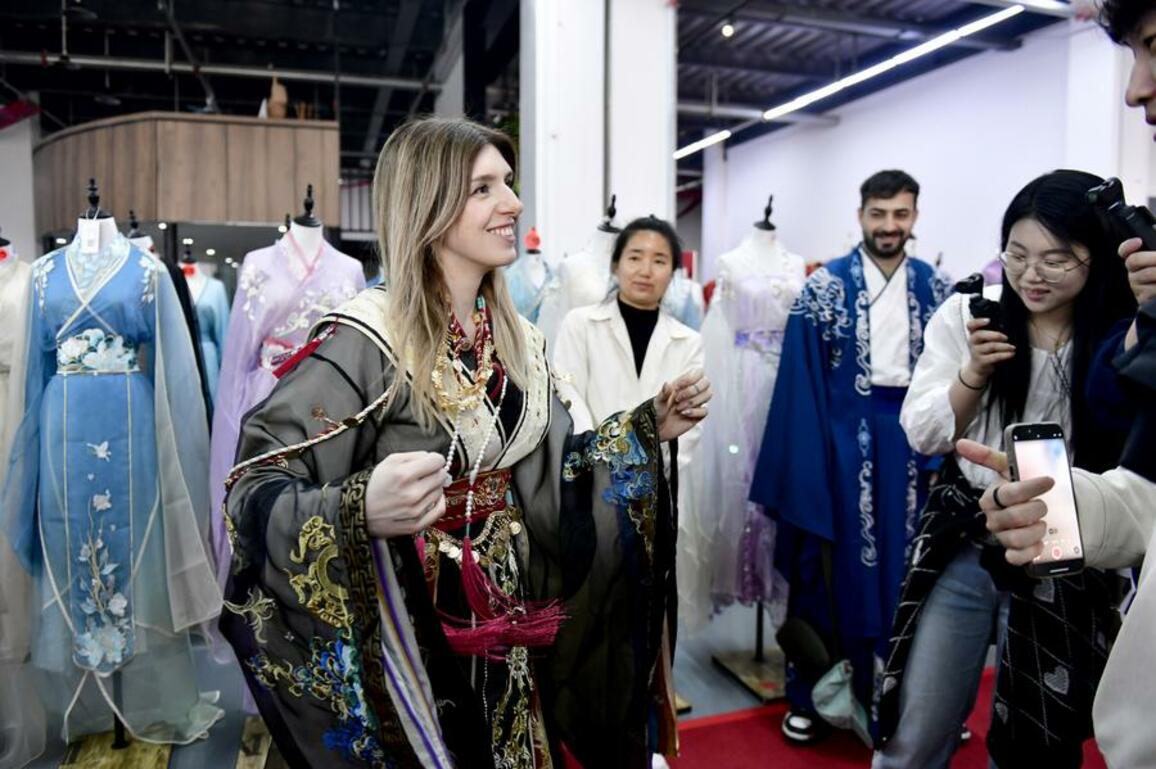 Ancient Chinese garments find their way into global wardrobes