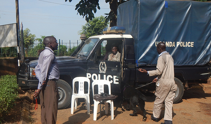 olice sniffer dogs were on hand to help secure the court premises hoto by aul atala