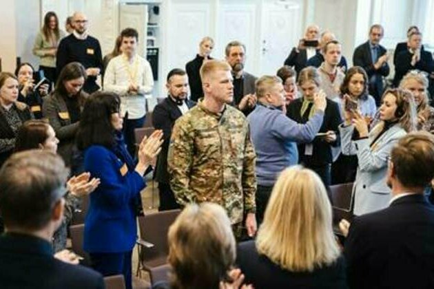 Danish politicians applaud member of Ukraine's neo-Nazi unit (VIDEO)
