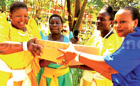 Abakulembeze b’abakyala okuva ku ddyo ye Jane Sekikubo akulira abakyala mu Klezia ya Orthodox, Emily Mwaka akulira abakyala mu Catholic Womens Guild ne Jane Male akulira Womens Fellowship e Namirembe nga bakwasa Lumumba ekirabo kye baamutonedde. Abakulembeze b’abakyala okuva ku ddyo ye Jane Sekikubo akulira abakyala mu Klezia ya Orthodox, Emily Mwaka akulira abakyala mu Catholic Womens Guild ne Jane Male akulira Womens Fellowship e Namirembe nga bakwasa Lumumba ekirabo kye baamutonedde.